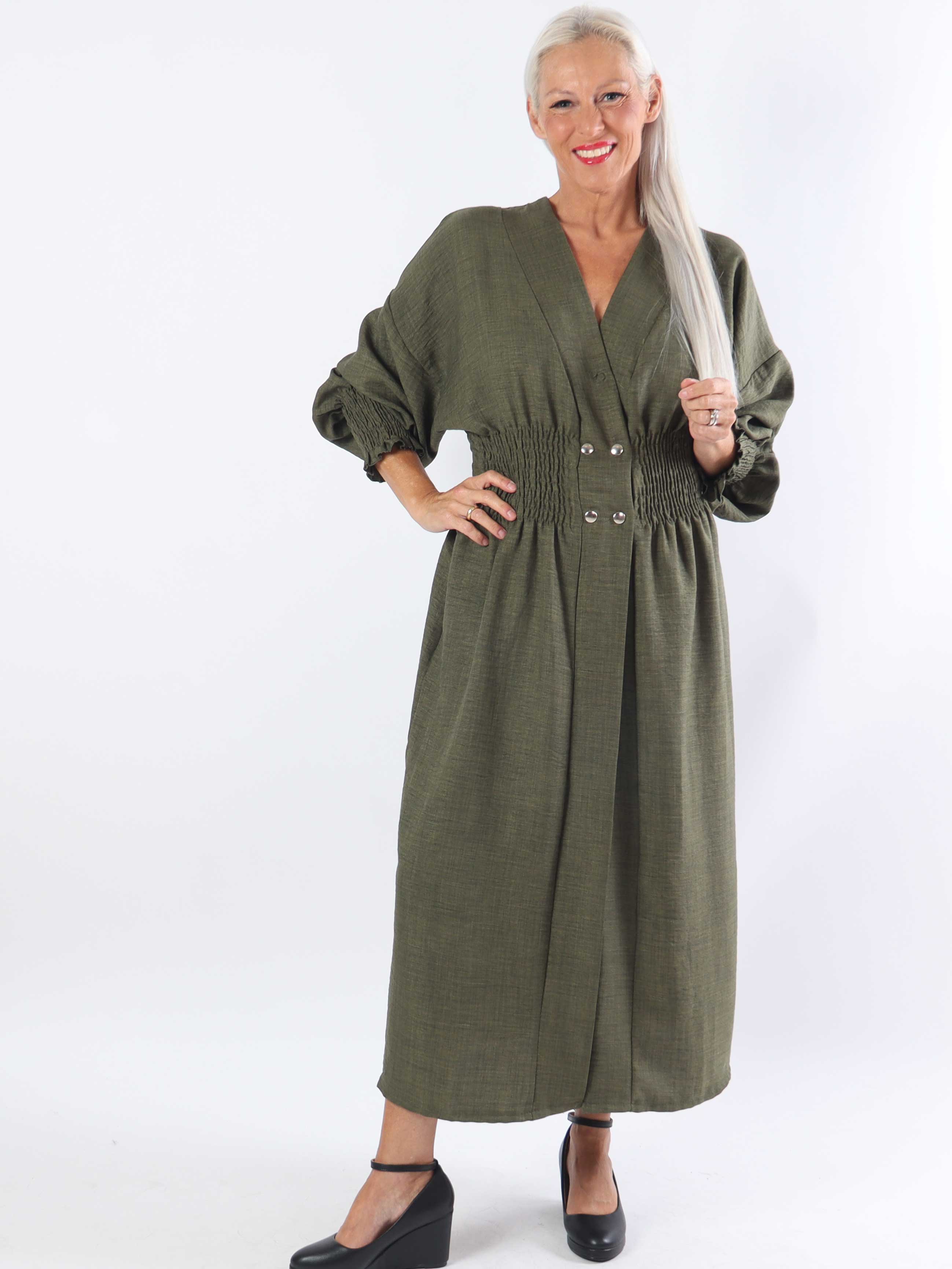 Samara - Sød plus size kjole med smock og knapper